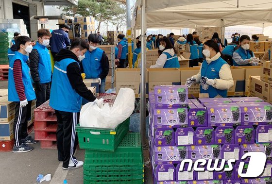 한국의 자원봉사자들이 자가 격리된 이들을 위해 식품 등을 포장하고 배달하는 유튜브 영상이 공개되면서 세계의 누리꾼들로부터 찬사를 얻고 있다. (경기도자원봉사센터 제공) 2020.3.16/뉴스1