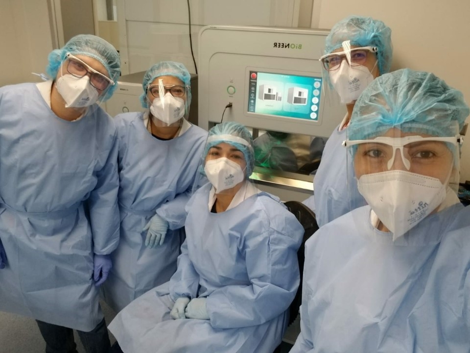 바이오니아의 분자진단장비로 코로나19 진단검사를 수행하는 콜롬비아 병원 (출처: 바이오니아)