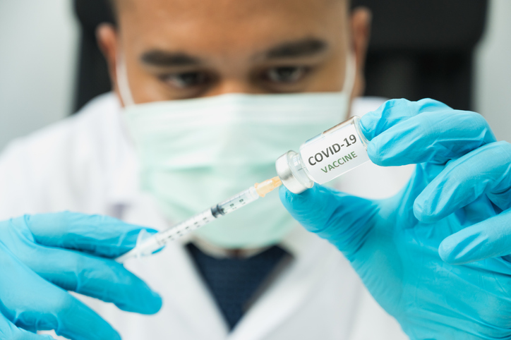 미국 FDA는 화이자·모더나의 코로나19 백신에 대해 긴급사용을 승인하기 위해 최대한 빨리 움직이겠다는 입장을 밝혔다(사진=게티이미지뱅크)