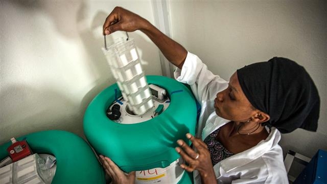 에볼라바이러스가 유행했던 중부 아프리카에서 에볼라 백신을 영하 80℃로 보관하는 데 사용됐던 ‘아크텍 저장고’가 코로나19 백신 보관에도 사용될 수 있을 것으로 기대되고 있다(사진=세계보건기구)