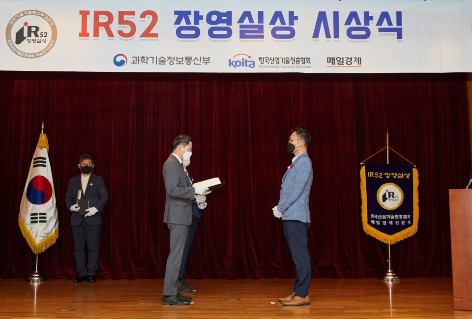 용홍택 과학기술정보통신부 제1차관(왼쪽), 오승욱 엠디뮨 CSO(오른쪽)(사진=한국바이오협회)
