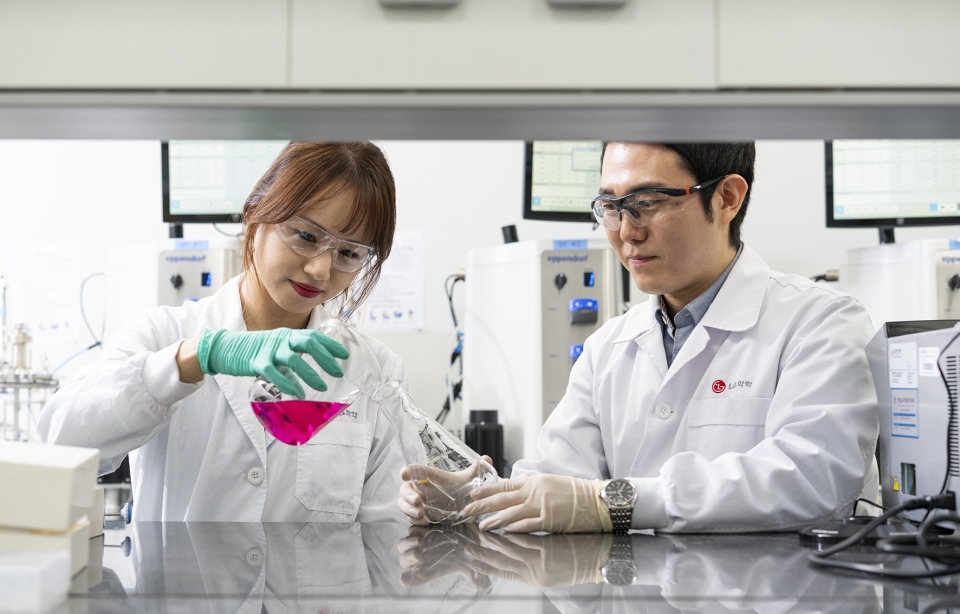 LG화학 생명과학사업본부 연구원들이 신약연구 활동을 진행하고 있다(사진=LG화학)