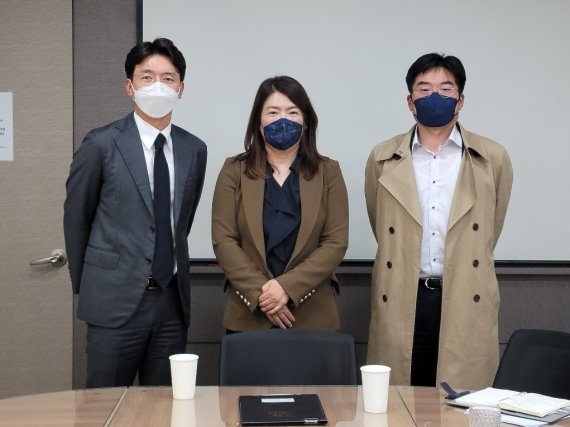 왼쪽부터 이재철 세종메디칼 대표, 박은희 한국파마 대표, 이성호 제넨셀 대표(사진=제넨셀)