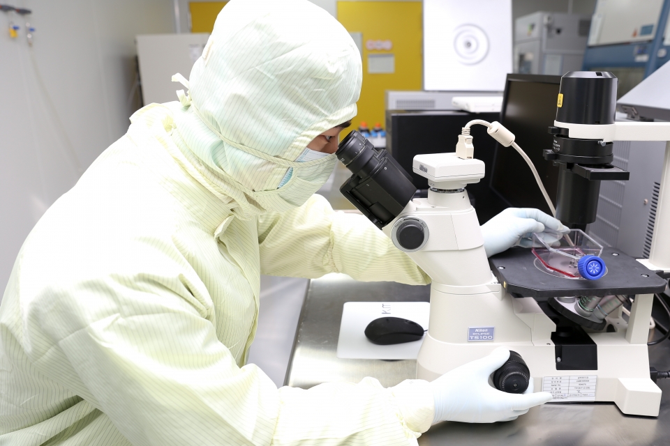 차바이오텍 연구원이 GMP 내 제조실에서 세포치료제를 제조·배양하고 있다(사진=차바이오텍)