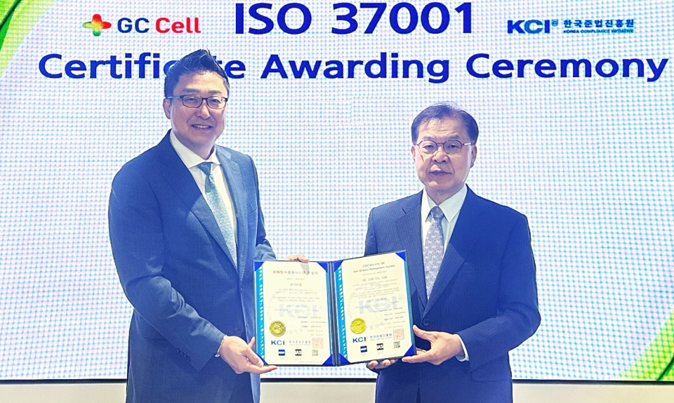 GC셀 제임스박 대표(왼쪽)가 한국준법진흥원 황인학 원장부터 'ISO 37001' 인증서를 수여받았다(사진=GC셀)