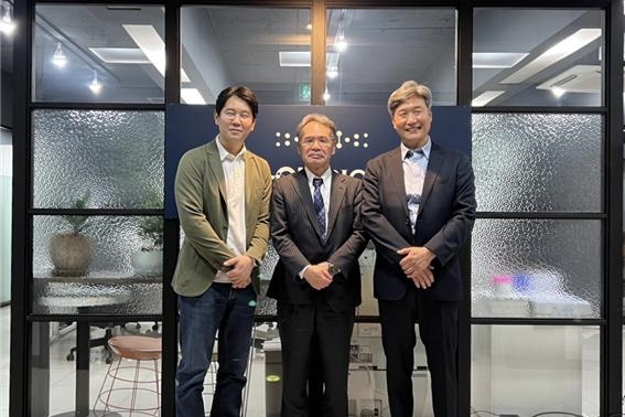 왼쪽부터 백경진 씨디바이오 대표이사, 아사이 히로야키 일본 글리텍 대표, 거대 분자 분석 연구소 권은상 박사(사진=씨디바이오)