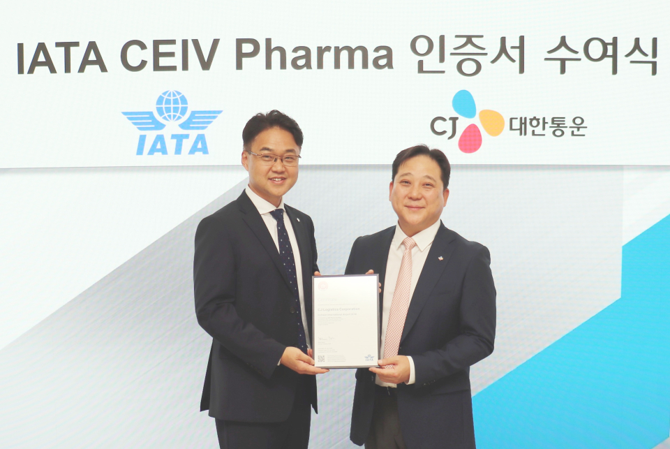 장영호 CJ대한통운 IFS본부장(오른쪽)와 김백재 IATA 한국지사장이 서울 종로구에 위치한 CJ대한통운 본사에서 CEIV Pharma 인증서를 들고 기념 촬영을 하고 있다(사진=CJ대한통운)