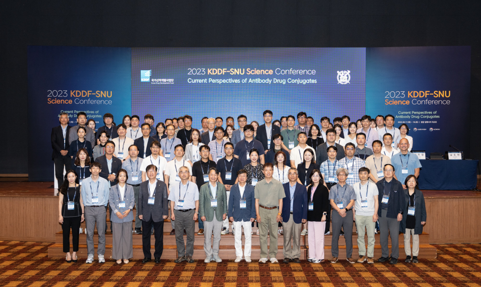 평창 알펜시아 리조트에서 개최된 2023 KDDF-SNU Science Conference 참가자들이 단체 기념 사진을 촬영하고 있다(사진=KDDF)