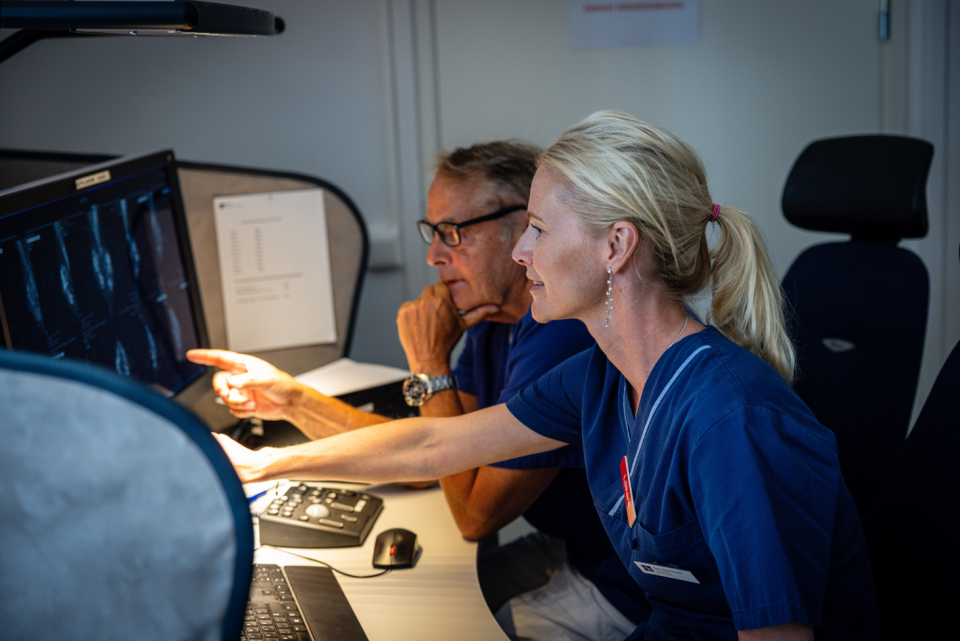 카린 뎀브로워(Dr. Karin Dembrower·오른쪽) 스웨덴 세인트괴란 병원 박사가 유방촬영술 AI 영상 분석 솔루션 '루닛 인사이트 MMG'를 활용해 유방암을 진단하고 있다. 루닛 AI 솔루션 관련 연구는 세계적인 의학학술지 '란셋 디지털 헬스' 최근호에 소개됐다(사진=루닛)