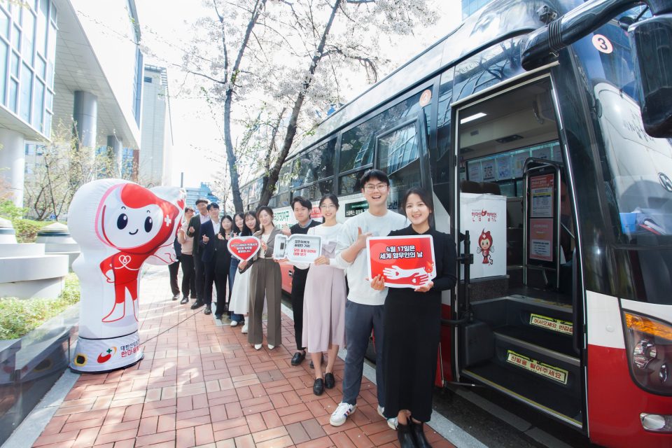 SK플라즈마 구성원이 세계 혈우인의 날을 맞이해 혈우인을 응원하는 팻말을 들고 헌혈 캠페인을 진행하고 있다(사진=SK플라즈마)