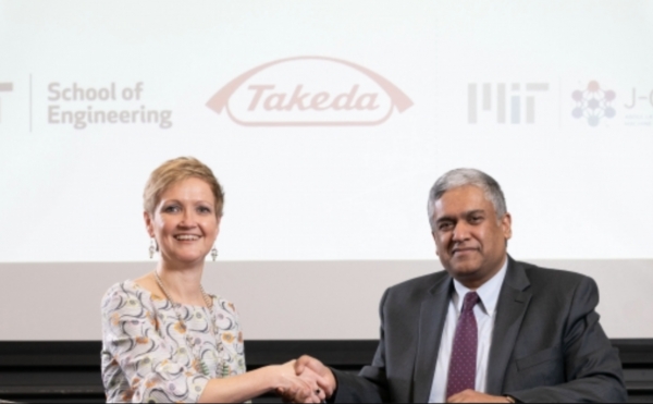 다케다 데이터과학연구소 수석부소장 Anne Heatherington(좌)와 MIT 공과대학장 Anantha Chandrakasan가 MIT-Takeda 프로그램 설립을 위한 의례 서명에 참석해 악수를 나누고 있다. (출처: J-Clinic 공식 웹페이지)