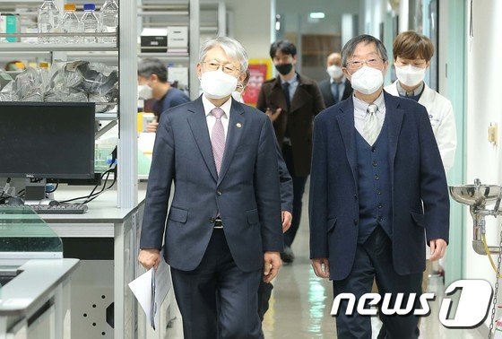 최기영 과학기술정보통신부 장관(왼쪽) 2020.2.28/뉴스1 © News1