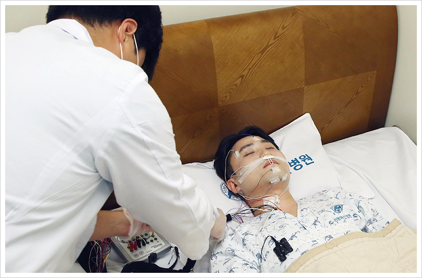 렘수면 행동장애 의심 환자가 수면다원검사를 받고 있다. (출처: 서울아산병원)
