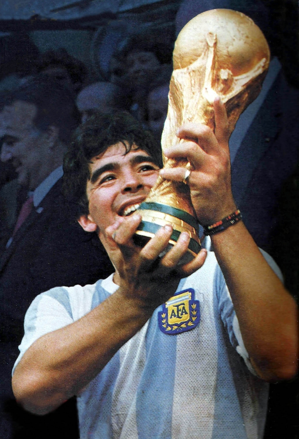 마라도나가 1986년 FIFA 월드컵 우승 트로피를 들면서 찍은 모습(사진=위키피디아)