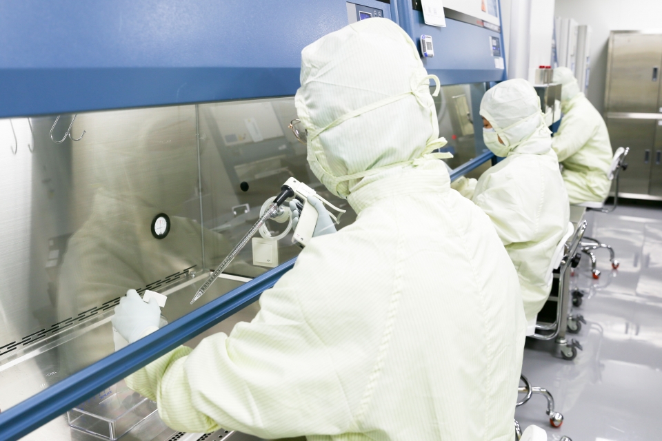 차바이오랩 연구원이 GMP 내 제조실에서 세포치료제를 배양 및 제조하고 있다(사진=차바이오랩)
