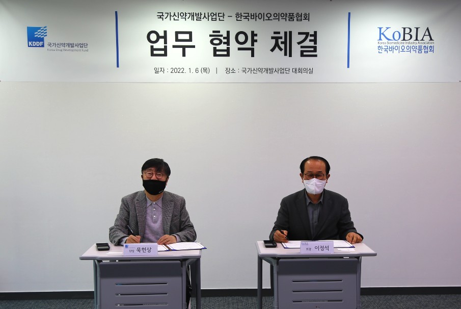 왼쪽부터 묵현상 국가신약개발사업단, 한국바이오의약품협회 이정석 회장(사진=국가신약개발사업단)