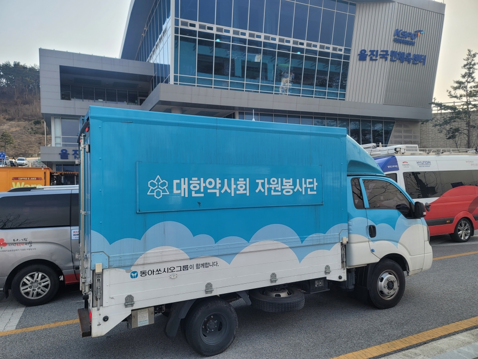동아쏘시오그룹은 울진 산불 피해 주민을 위해 봉사약국 트럭을 투입했다(사진=동아쏘시오그룹)