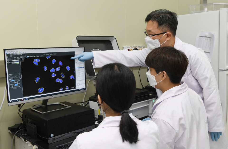 KRISS 연구진이 세포를 발암물질에 노출 후 DNA 손상을 확인하고 있다(사진=표준연)