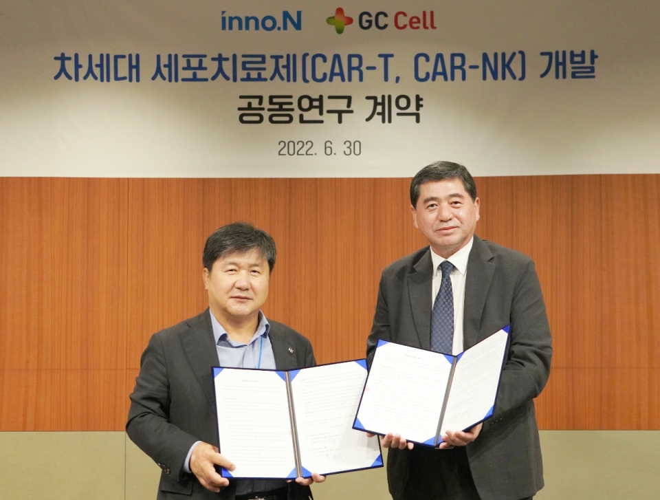 HK이노엔 곽달원 대표(왼쪽)와 GC셀 박대우 대표(오른쪽)가 계약 체결 기념사진을 촬영하고 있다(사진=HK이노엔)