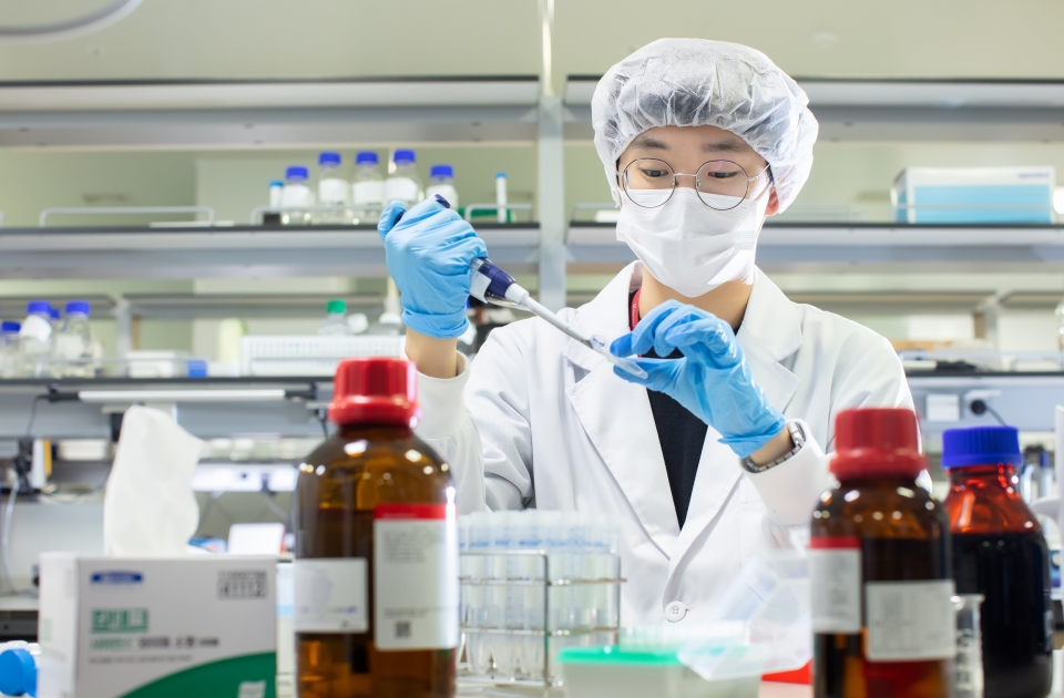 SK바이오사이언스 연구원이 백신 개발을 위해 R&D를 진행하고 있다(사진=SK바이오사이언스)