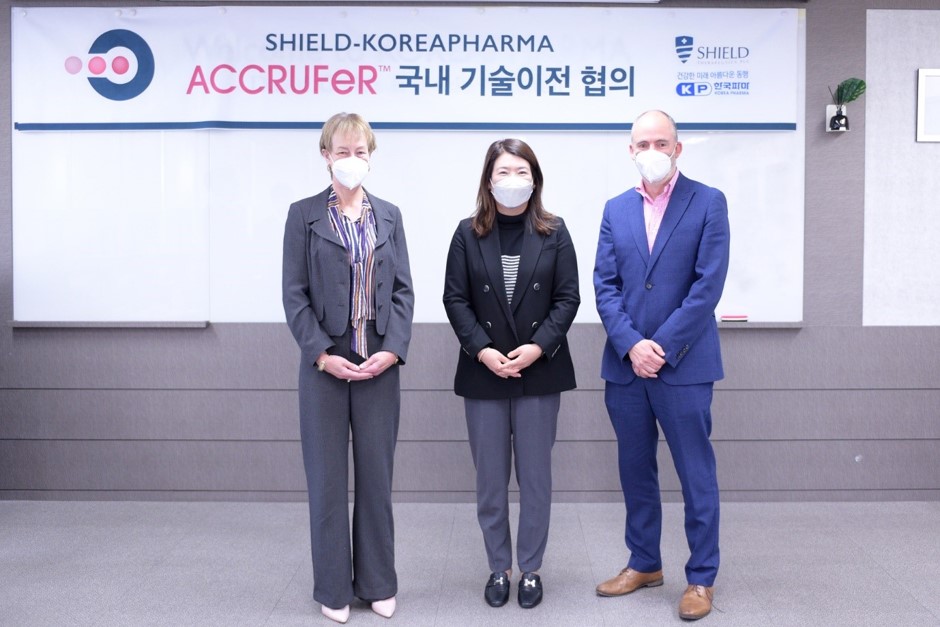 왼쪽부터 쉴드 재키미셸 부사장, 한국파마 박은희 대표이사, 쉴드 데이비드차일드 부사장(사진=한국파마)