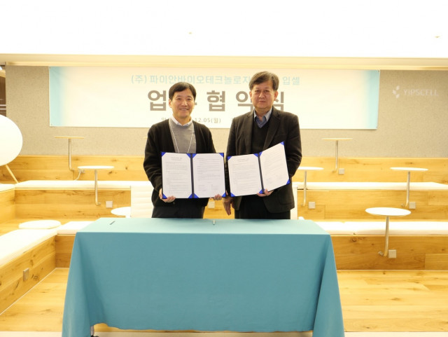 왼쪽부터 입셀 주지현 대표와 파이안바이오테크놀로지 한규범 대표가 업무 협약을 체결한 뒤 기념 촬영을 하고 있다(사진=입셀)