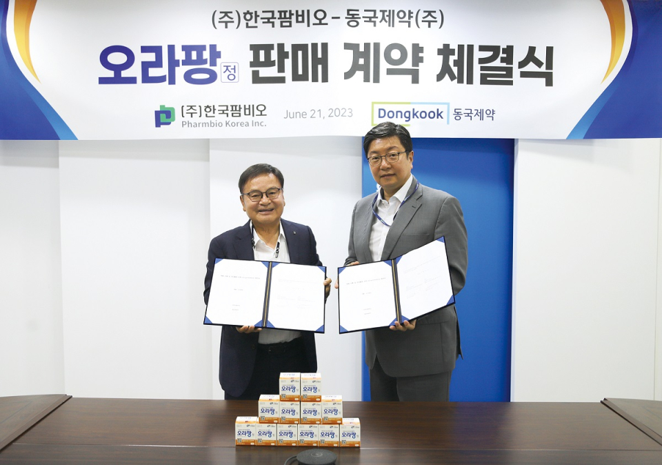 (왼쪽부터) 한국팜비오 남봉길 회장, 동국제약 송준호 대표(사진=한국팜비오)