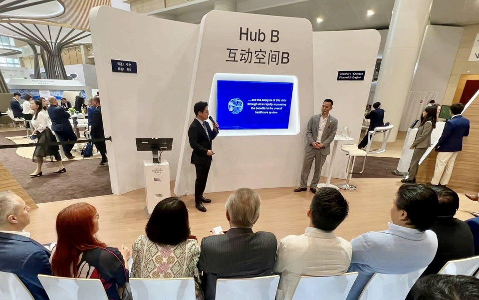 서범석(발표석 왼쪽) 루닛 대표가 지난 27일 중국 톈진 메이장 컨벤션 센터에서 열린 하계 다보스포럼에서 '암을 막는 새로운 방법'을 주제로 발표를 하고 있다(사진=루닛)