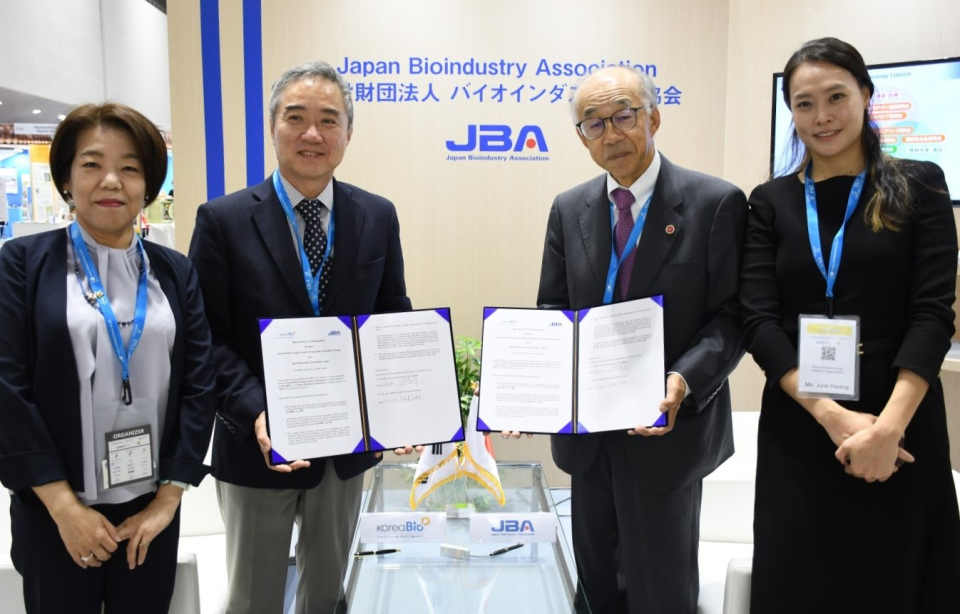한국바이오협회는 지난 13일 일본 요코하마에서 일본바이오협회(JBA)와 업무협약을 체결했다. (왼쪽 두번째) 한국바이오협회 이승규 부회장, (오른쪽 두번째) 일본바이오협회 요시아키 츠카모토 전무이사(사진=한국바이오협회)