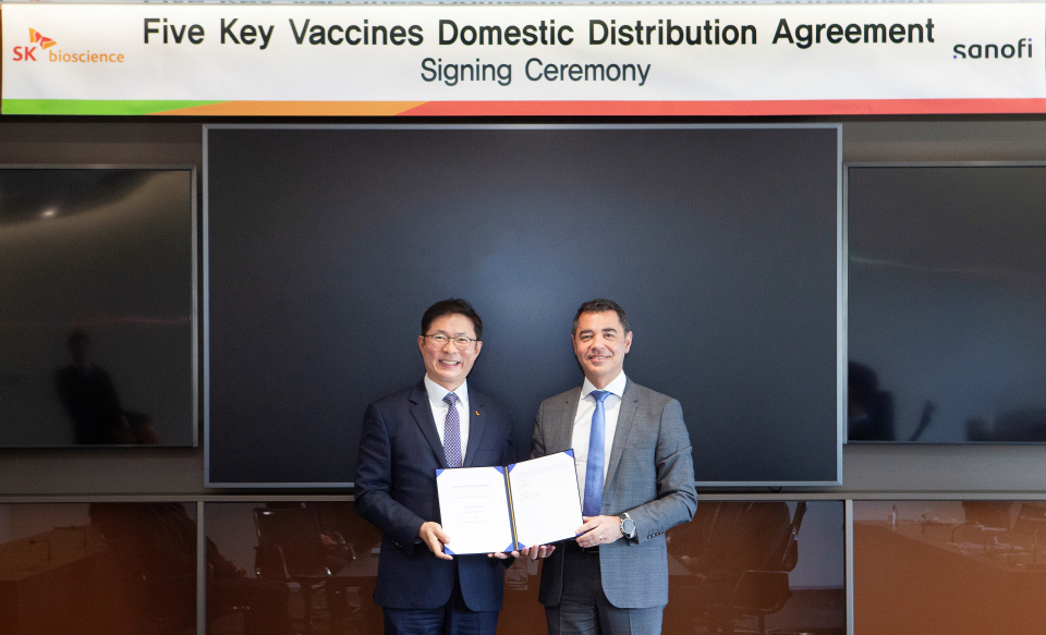 SK바이오사이언스와 사노피 코리아가 주요 5종 백신에 대한 유통 계약을 체결했다. 오른쪽은 사노피 백신사업부 파스칼 로빈(Pascal Robin) 대표(사진=SK바이오사이언스)